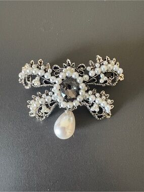 Elegant Silver-Tone Pearl Bow Brooch with Teardrop Pearl